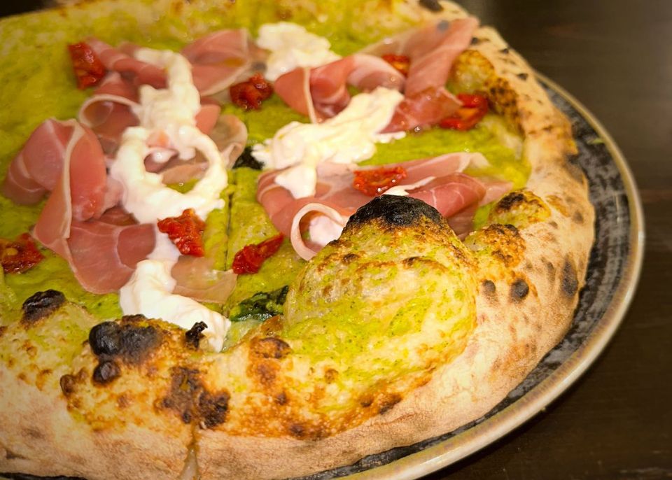 Primo piano di una pizza premiata come miglior pizza a Barcellona Pozzo di Gotto
