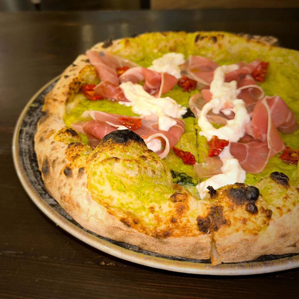 Pizza con ingredienti creativi e impasto ad alta idratazione a Barcellona Pozzo di Gotto