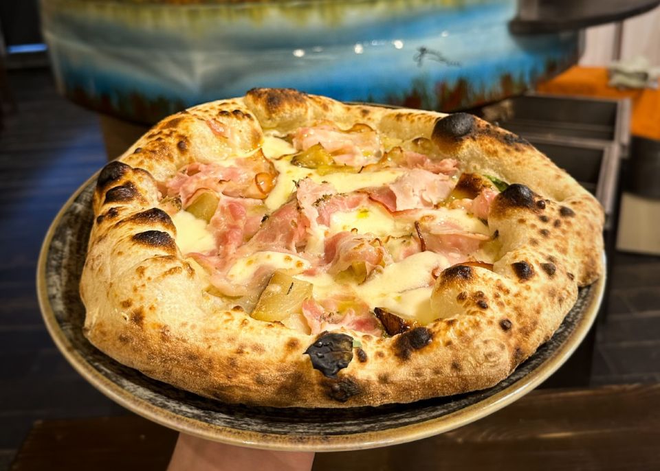 Pizza appena sfornata da forno a legna in pizzeria a Barcellona Pozzo di Gotto