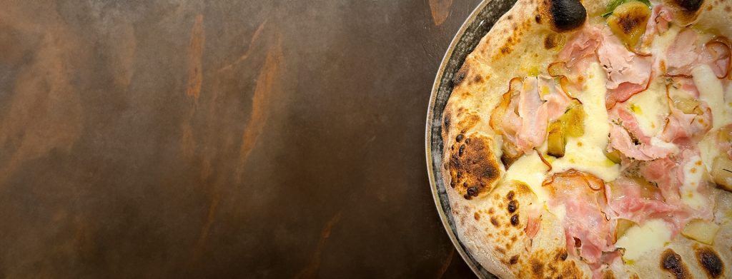 Pizza gourmet con ingredienti ricercati e impasto a lunga lievitazione servita a Barcellona Pozzo di Gotto