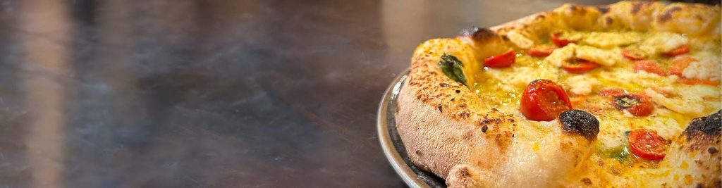 Impasto lievitato 48 ore pronto per essere infornato in pizzeria a Barcellona Pozzo di Gotto
